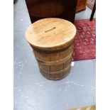 A VINTAGE FLOUR BARREL WITH PINE LID.