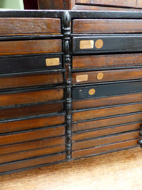 A SMALL DESK TOP CHEST OF TWENTY TWO COIN COLLECTOR'S DRAWERS. - Image 9 of 25