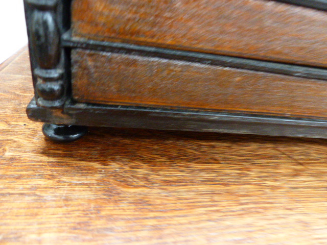 A SMALL DESK TOP CHEST OF TWENTY TWO COIN COLLECTOR'S DRAWERS. - Image 13 of 25