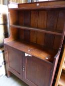 AN ARTS AND CRAFTS SMALL OAK SIDE CABINET WITH SHELVED UPPER SECTION.