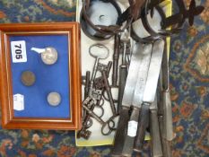 A COLLECTION OF OBJETS TROUVE TO INCLUDE VINTAGE COINS, ANTIQUE IRON KEYS, SIX HORN HANDLED KNIVES