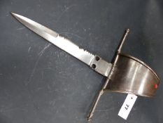 AN ANTIQUE SPANISH STYLE SPANISH LEFT HAND DAGGER. 24cm BLADE WITH FACETED BACK EDGE AND PIERCED WI