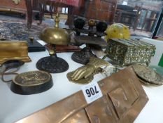 AN EXTENSIVE COLLECTION OF VINTAGE DESK ARTICLES TO INCLUDE VARIOUS PAPER WEIGHTS, INKSTANDS,