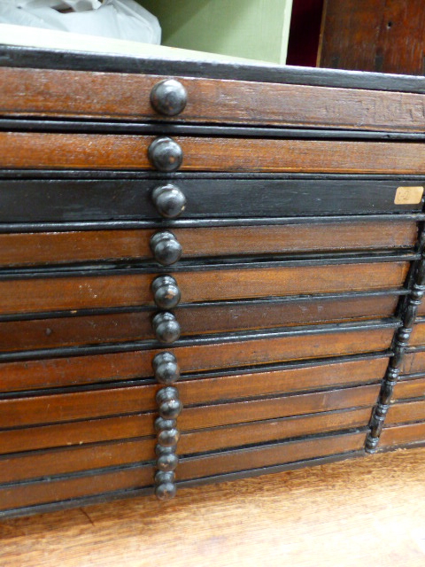 A SMALL DESK TOP CHEST OF TWENTY TWO COIN COLLECTOR'S DRAWERS. - Image 8 of 25