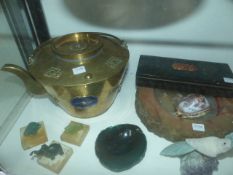 A VINTAGE JAPANESE HARDSTONE MOUNTED COPPER LIFT TOP BOX, VARIOUS PIECES OF HARDSTONE AND A