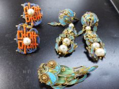 A SMALL COLLECTION OF ORIENTAL ENAMELLED JEWELLERY