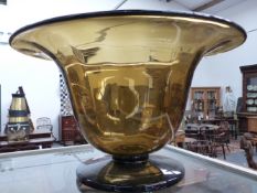 A LARGE AMBER GLASS DEEP CENTRE BOWL WITH FLARED FOOT. H.25cms