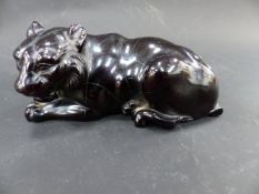 AN ORIENTAL FIGURE OF A RECUMBENT TIGER WITH SIGNATURE TO BASE. 8CM LONG