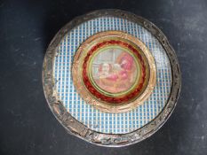 A 18/19TH CENTURY FRENCH VERNIS MARTIN AND TORTOISESHELL CIRCULAR LIDDED BOX, THE TOP WITH A