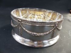 A STERLING SILVER MOUNTED GLASS COASTER BOWL IN THE NEO CLASSICAL STYLE. 16CM DIAMETER, 7CM HIGH.