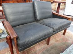 A GOOD QUALITY MID 20TH.C.ROSEWOOD FRAMED TWO SEAT SETTEE WITH LEATHER UPHOLSTERY.