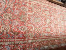 AN ANTIQUE PERSIAN FEREGHAN RUNNER. 264 X 80CM