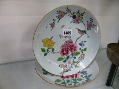 A PAIR OF CHINESE EXPORT FAMILLE ROSE SAUCER DISHES. 22CM DIAMETER