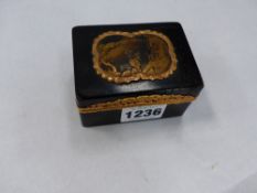 AN 18TH.C.GILT METAL MOUNTED SNUFF BOX ,THE TOP INSET WITH A JAPANESE LACQUER PANEL