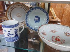 A GROUP OF FOUR CHINESE EXPORT PIECES, A BLUE AND WHITE MUG, A SILVER FORM PLATE, A SEPIA PLATE