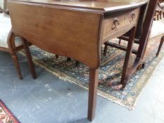 A GOOD GEO.III.MAHOGANY PEMBROKE TABLE, THE TOP OF SERPENTINE OUTLINE WITH SINGLE END DRAWER ON