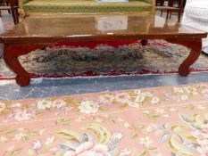 AN UNUSUAL JAPANESE LACQUER LOW TABLE ON CURVED SCROLL LEGS. 120CM LONG
