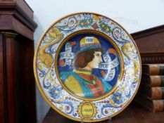 A PAIR OF ITALIAN DERUTA MAJOLICA DISHES EACH WITH PORTRAIT BUSTS AND GRIFFIN DECORATED BORDERS, (2)