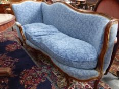 AN ANTIQUE FRENCH LOUIS XVI STYLE CHAISE LONGUE.