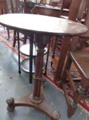 AN EARLY 19TH.C.OCCASIONAL TABLE WITH CIRCULAR TOP OVER TRIPLE CLUSTER COLUMN SUPPORT AND PLATFORM