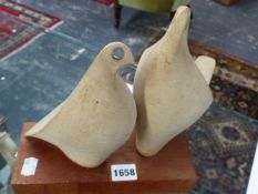 A 20TH.C.SCULPTURE GROUP OF TWO DOVES ON A HARDWOOD BASE. HEIGHT OVERALL 25cms