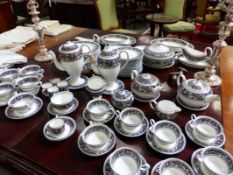 A WEDGWOOD FLORENTINE PATTERN PORCELAIN PART DINNER SERVICE TO INCLUDE PLATES OF VARIOUS SIZES,