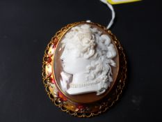 A good quality oval cameo brooch depicting the bust of Ceres in a pierced gilt metal frame. 4.5 x