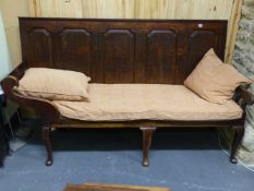 AN UNUSUAL ANTIQUE OAK SETTLE