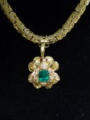 A 14K GOLD NECKLACE WITH BEE SHAPED PENDANT DROP SET WITH BAGUETTE CUT EMERALD, PAVE SET DIAMONDS