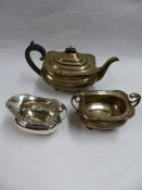 A THREE PIECE SILVER TEASET. BIRMINGHAM 1912. 42 OZS