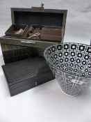 AN ARTEL BOWL TOGETHER WITH ARC KEYRINGS AND JEWELLERY BOXES