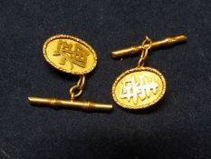 A PAIR OF CHINESE GOLD COLOURED CUFFLINKS. MAKERS INITIALS W.N