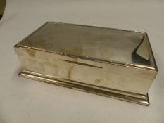 A SILVER RECTANGULAR BRIDGE BOX WITH FITTED INTERIOR. LONDON 1926. 21.5 X 12CM