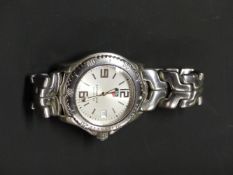 A GENTS TAG HEUER, PROFESSIONAL 200 METERS BRACELET WATCH WITH DATE APERTURE