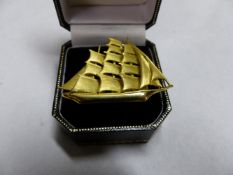 A GOLD COLOURED BROOCH DEPICTING A CLIPPER SHIP. STAMPED 18K. APPROXIMATELY 12 GRAMS