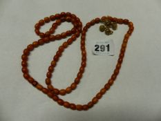 AN AMBER BEAD NECKLACE