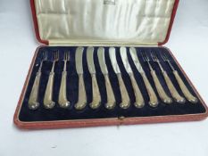 A CASED SET OF SIX SILVER HANDLED TEA KNIVES AND FORKS, SHEFFIELD 1927