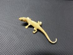 A 14K SALAMANDER BROOCH WITH EMERALD EYES. APPROXIMATELY 5.5 GRAMS