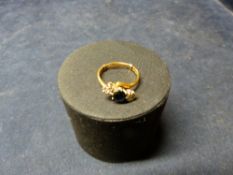 AN 18CT GOLD SAPPHIRE & DIAMOND TWIST RING