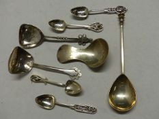 A GUILD OF HANDICRAFT SILVER TEA CADDY SPOON. LONDON 2000 TOGETHER WITH FOUR COFFEE SPOONS, A SILVER