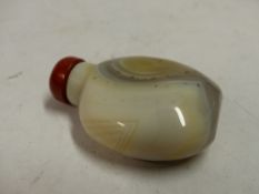 AN ORIENENTAL CARVED HARDSTONE SNUFF BOTTLE