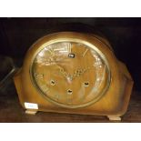 20TH CENTURY MANTEL CLOCK IN DARK STAINED ARCHED WOODEN CASE, THE DIAL WITH ROMAN NUMERALS AND THREE