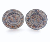 A PAIR OF 19TH CENTURY CHINESE CIRCULAR DISHES, DECORATED IN BLUES, REDS AND GILT HIGHLIGHTS WITH