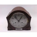 20TH CENTURY OAK CASED MANTEL CLOCK OF ARCHED FORM, CHROME DIAL WITH ARABIC NUMERALS AND TWO WINDING