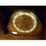 EARLY 20TH CENTURY WESTMINSTER CHIMING OAK CASED MANTEL CLOCK, THE DIAL WITH ROMAN NUMERALS AND