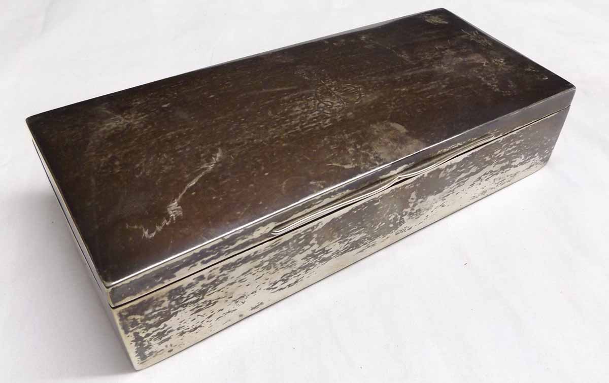 Edward VII table cigarette box of plain and polished rectangular form, the hinged cover with