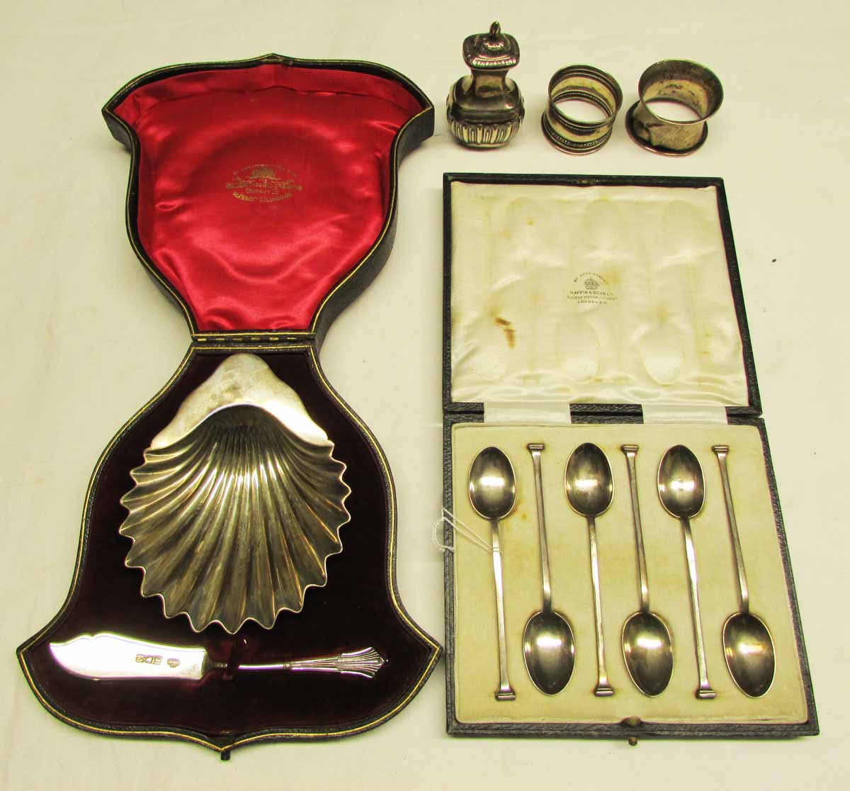 Mixed lot: an Edward VII cased shell butter dish and butter knife, in a velvet and silk lined