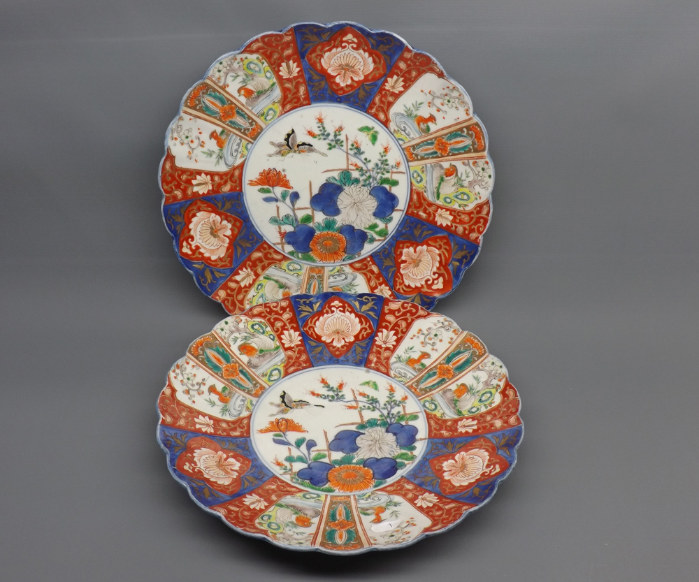 Pair of late 19th or early 20th century Imari plates, decorated with central floral panel and