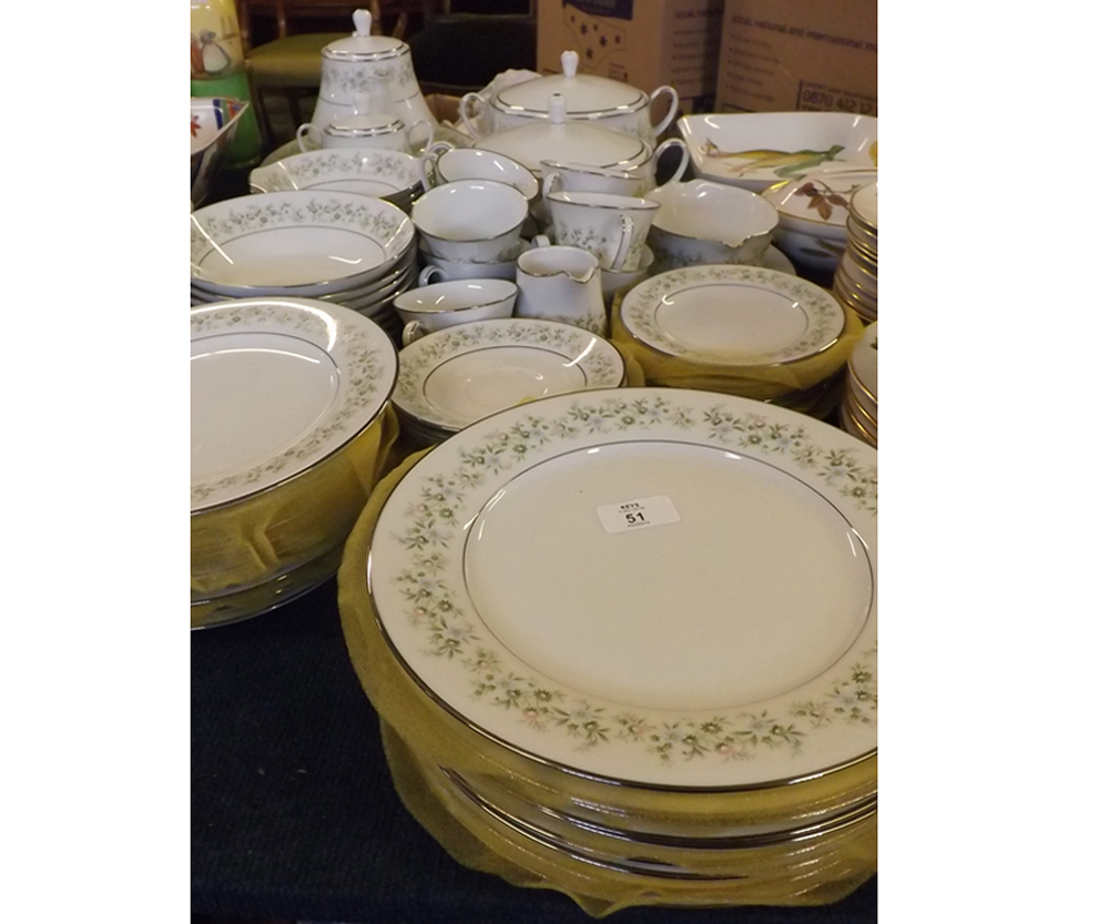 Quantity of Noritake Savannah pattern table wares, to include covered vegetable dishes, plates,