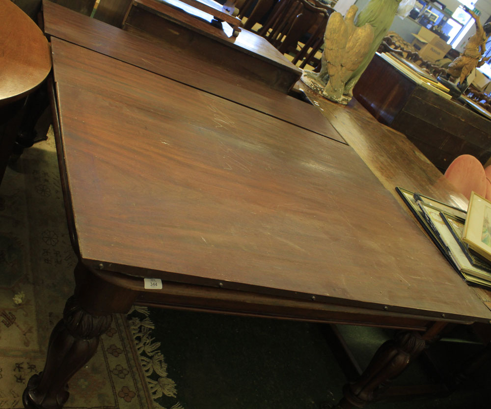 Early Victorian mahogany extending dining table with three extension leaves, raised on fluted legs